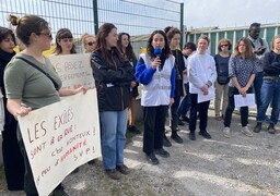 À Calais, la rue des Huttes est devenue le symbole des défaillances de l’État, selon les associations d’aide aux migrants.