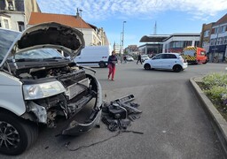 Accident spectaculaire à Calais : une camionnette percute un bus scolaire en plein centre-ville