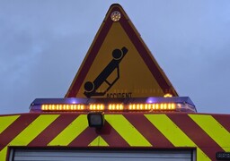 Guemps : une camionnette se couche sur le flanc après une collision, deux blessés transportés à l’hôpital