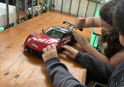 St-Martin-Boulogne: des élèves aux commandes de voitures miniatures de jour comme de nuit, c'est parti pour les 24h de St-Jo !