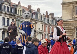 Calais : samedi, 7 géants paraderont autour du Grand Théâtre pour les 20 ans de Gustave le Jardinier...