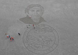 Fort-Mahon : les sauveteurs de la SNSM dessinent le portrait de Charlie Dalin sur la plage