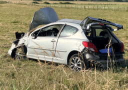 Sangatte : une voiture finit sa course dans un champ, deux jeunes de 19 ans blessés