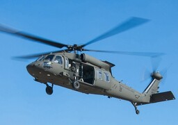 Deux hélicoptères de l'US Army en escale à l'aéroport de Grand Calais