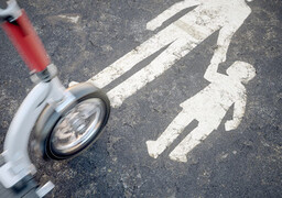 Outreau : un jeune homme grièvement blessé après une chute en trottinette électrique