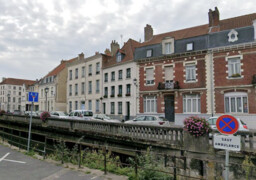 Saint-Omer : une femme chute du deuxième étage lors d’une rixe, plusieurs personnes interpellées