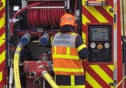 A16 : un feu de broussailles au bord de l’autoroute à Saint-Georges-sur-l’Aa, de nombreuses voitures à l’arrêt