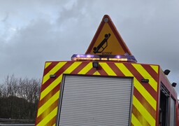 A16 : une voiture se retrouve sur le flanc à l’entrée d’une aire de repos, une femme blessée