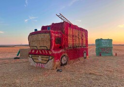 Dans la Somme, les Jeunes Agriculteurs rivalisent de créativité avec des structures en paille