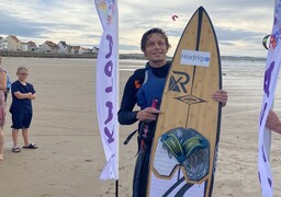 James Coudoux a réussi à relier Étretat à Wissant en kitesurf lundi, au profit de l’association Kat 6 France.