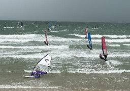 À Wissant, du vent et des vagues, les windsurfeurs n’attendaient que ça pour lancer la compétition !