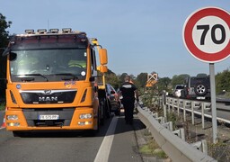 La Capelle-lès-Boulogne : une voiture percute un engin de chantier sur la RN42