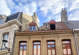 Bergues : une imposante cheminée s’effondre sur la chaussée, une voiture endommagée