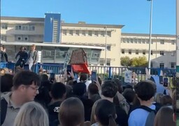 À Calais, des heurts éclatent entre lycéens et policiers devant le lycée Berthelot...