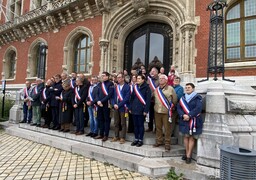 Des centaines de citoyens et d'élus élus unis, lundi midi devant nos mairies, contre les violences du 17 octobre !
