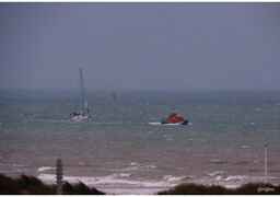 Cap Gris-Nez : la SNSM de Calais intervient auprès d’un voilier en difficulté sous la tempête Austen.