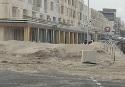 Tempête Austen: du sable sur la digue de Berck, des services municipaux à l'oeuvre dans les communes...