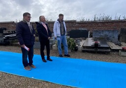Pour la Toussaint, le cimetière de Sangatte s'est équipé d’un tapis pour les personnes à mobilité réduite