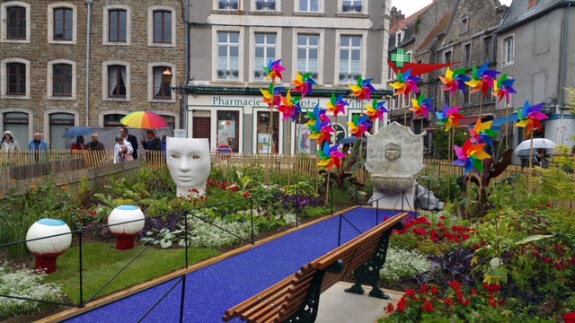 A Boulogne sur mer, admirez les jardins éphémères sur la place de la mairie. Le thème de cette année : les 5 sens