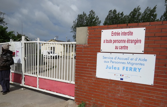Calais : Malgré le démantèlement, une salle commune pour les migrants vient d'être inaugurée au centre Jules Ferry par l'association La Vie Active. 