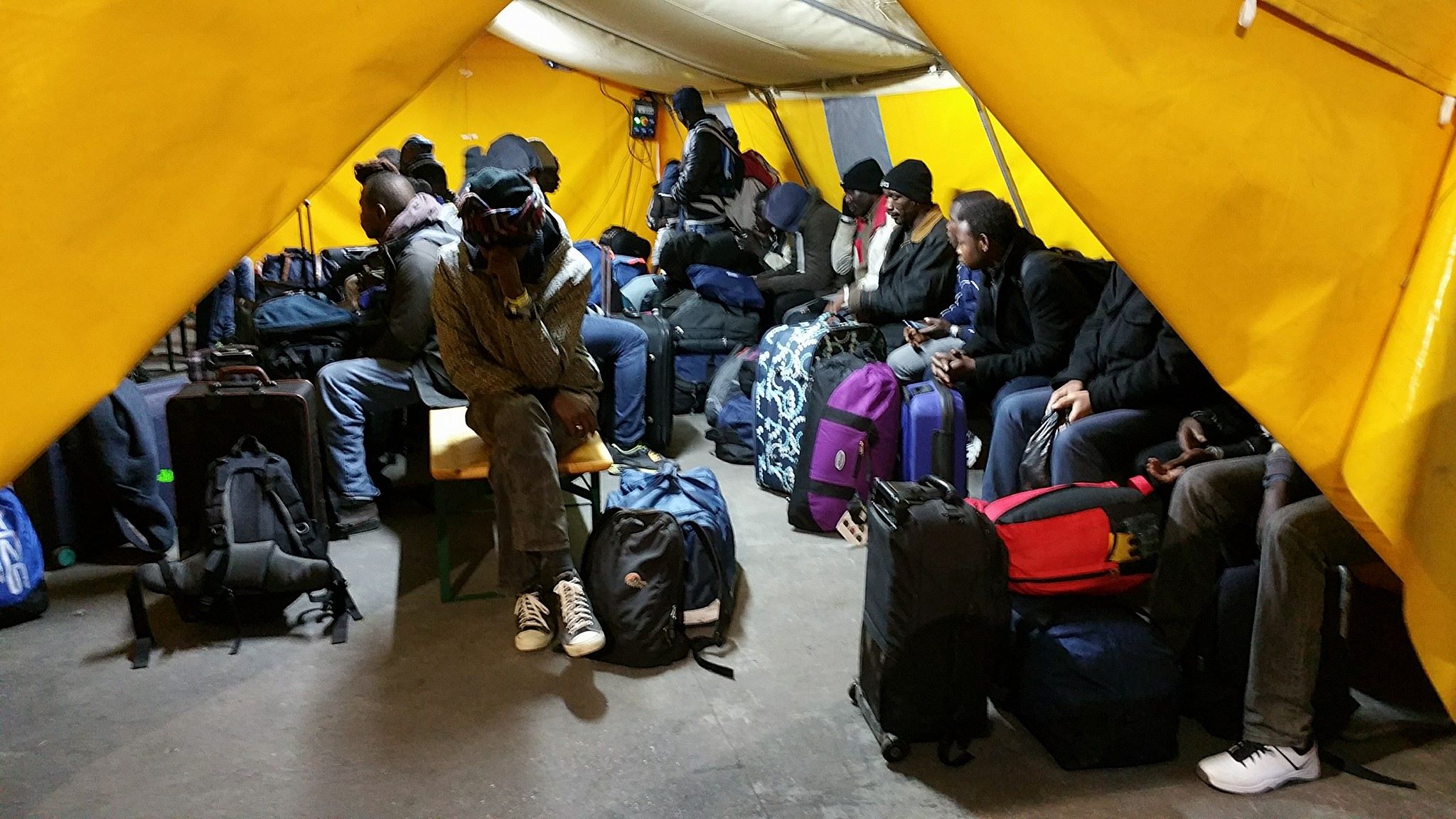 Démantèlement de la jungle de Calais: bilan positif pour cette première matinée qui s'est déroulée dans le calme et sans débordement. 