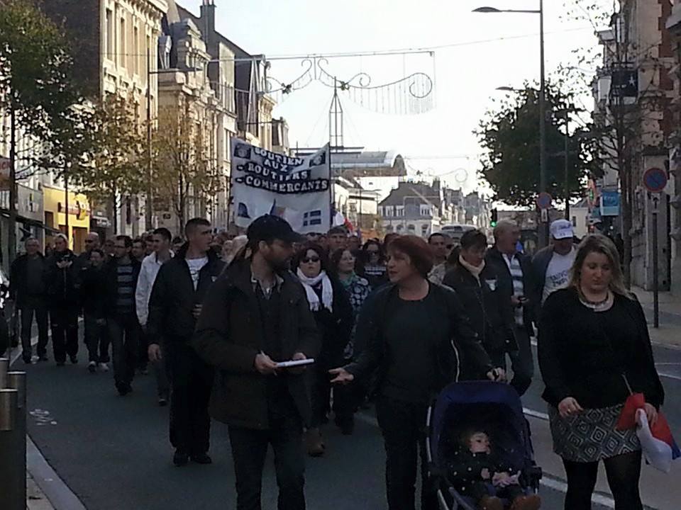 entre 600 et 1000 calaisiens en colère ont manifesté samedi dans les rues de Calais