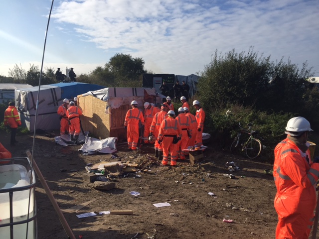 La destruction de la jungle de Calais a débuté ce mardi aprés midi 
